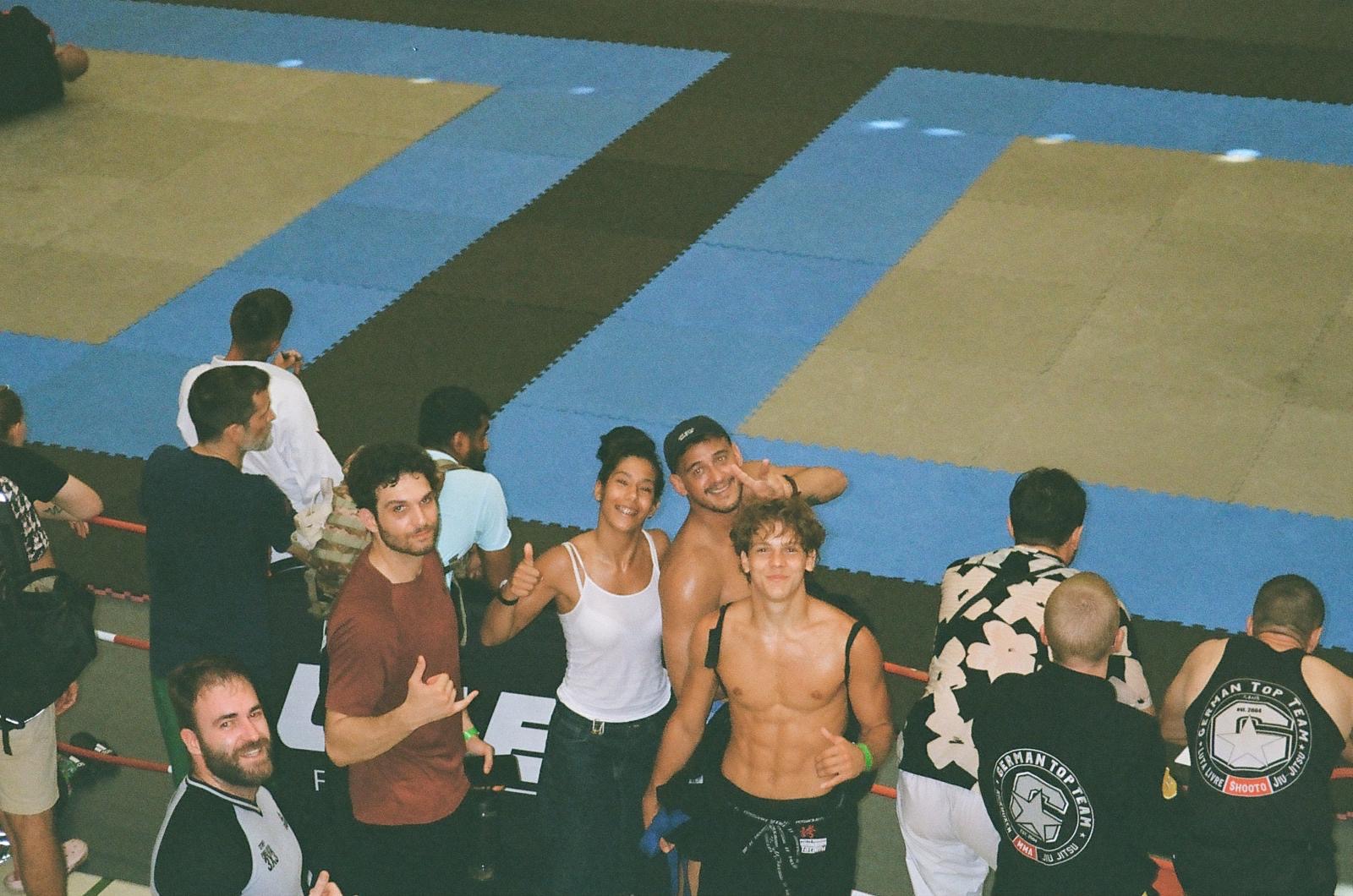 Groupe ATMA au bord du tapis lors d'un tournoi AJP