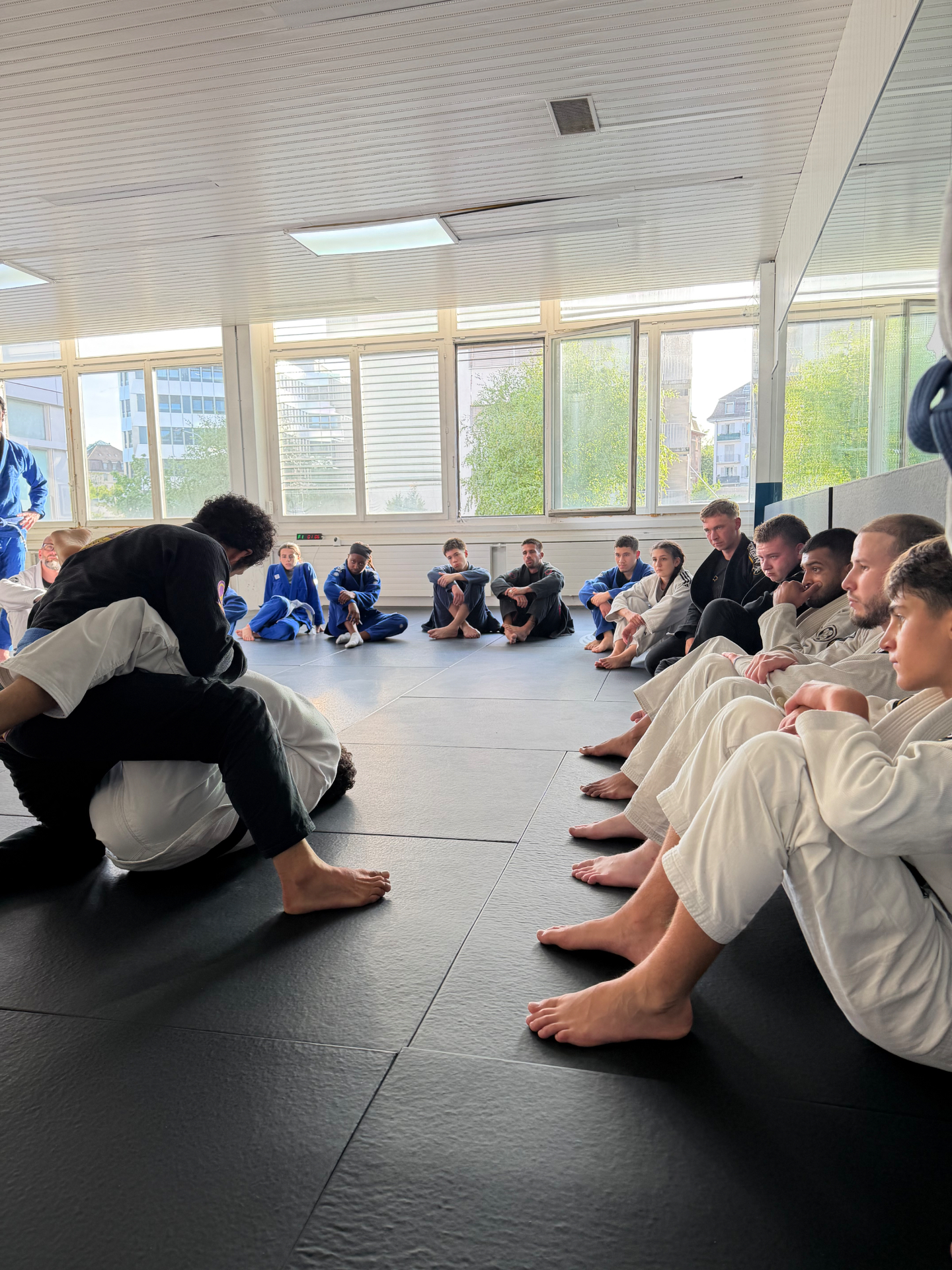 Séance technique en groupe sur le tatami à l'académie ATMA