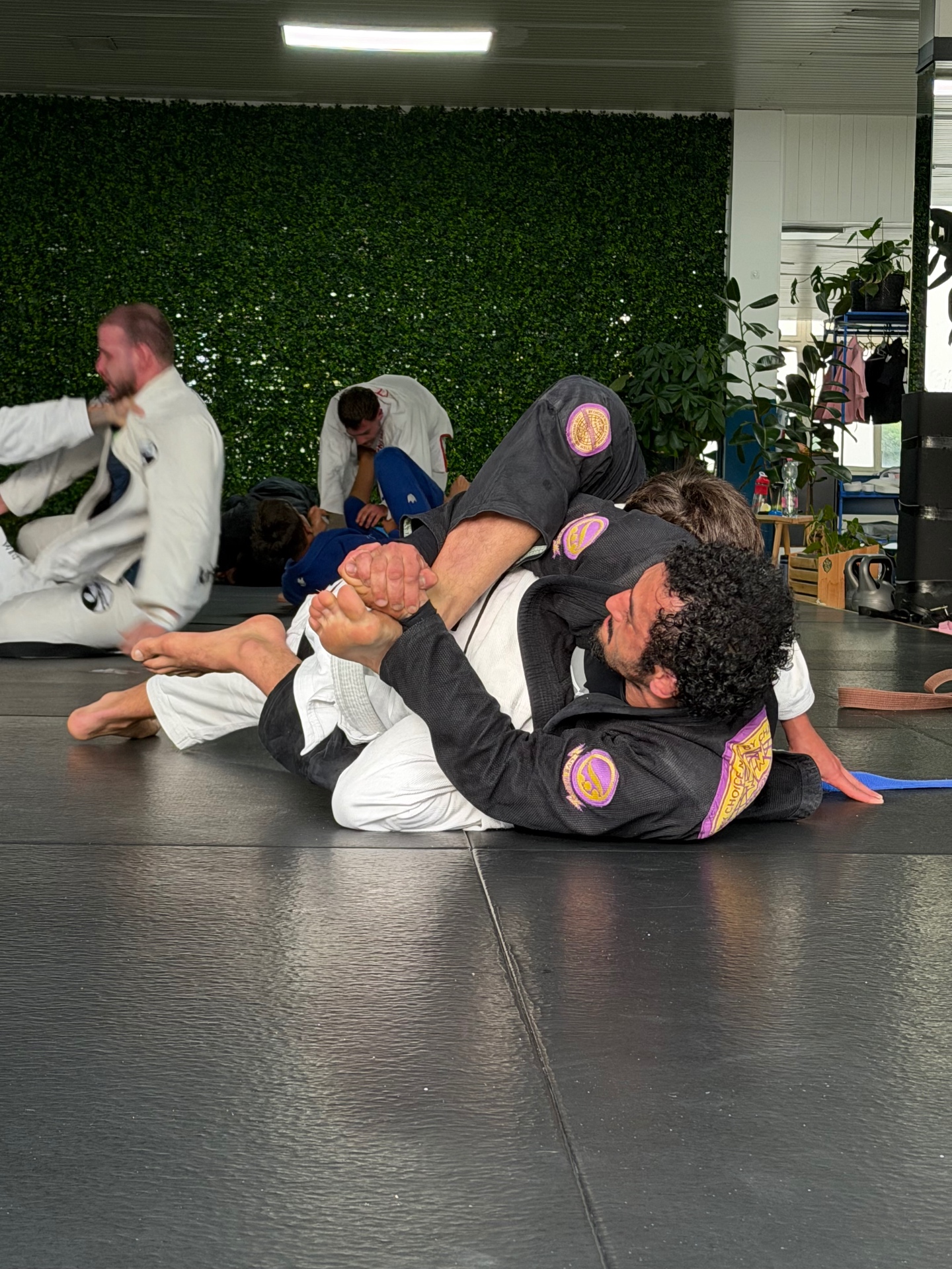 Phase de sparring au sol pendant un cours à l'académie ATMA