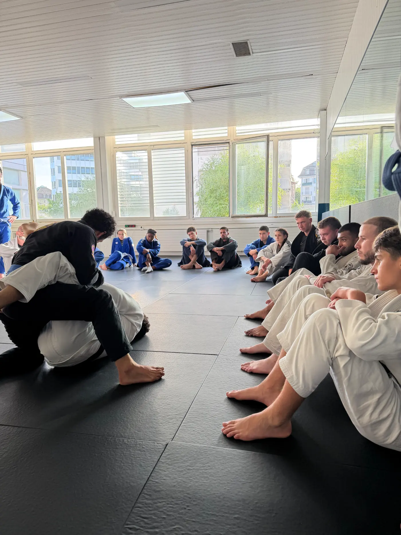Séance technique en groupe sur le tatami à l'académie ATMA