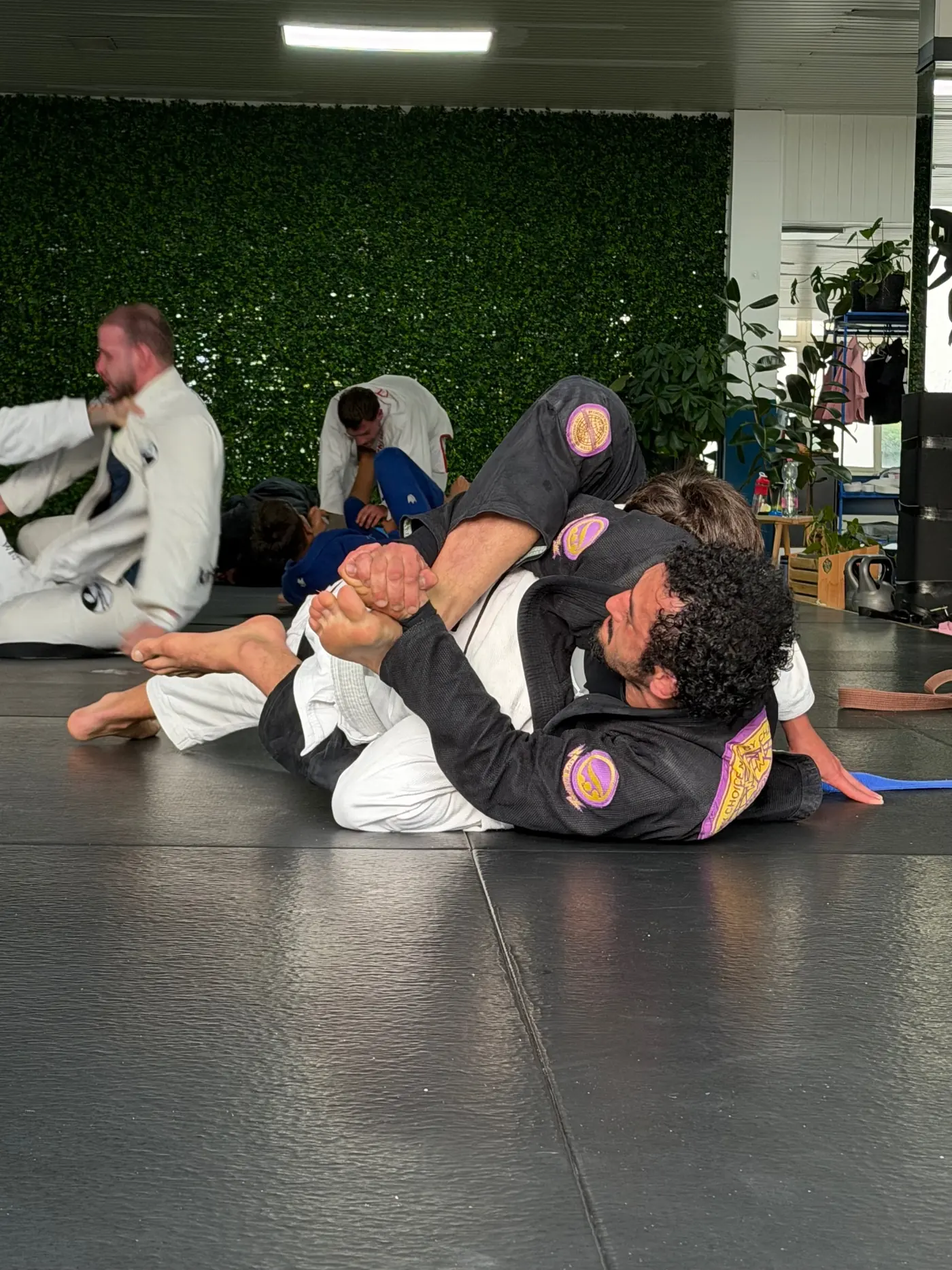 Phase de sparring au sol pendant un cours à l'académie ATMA